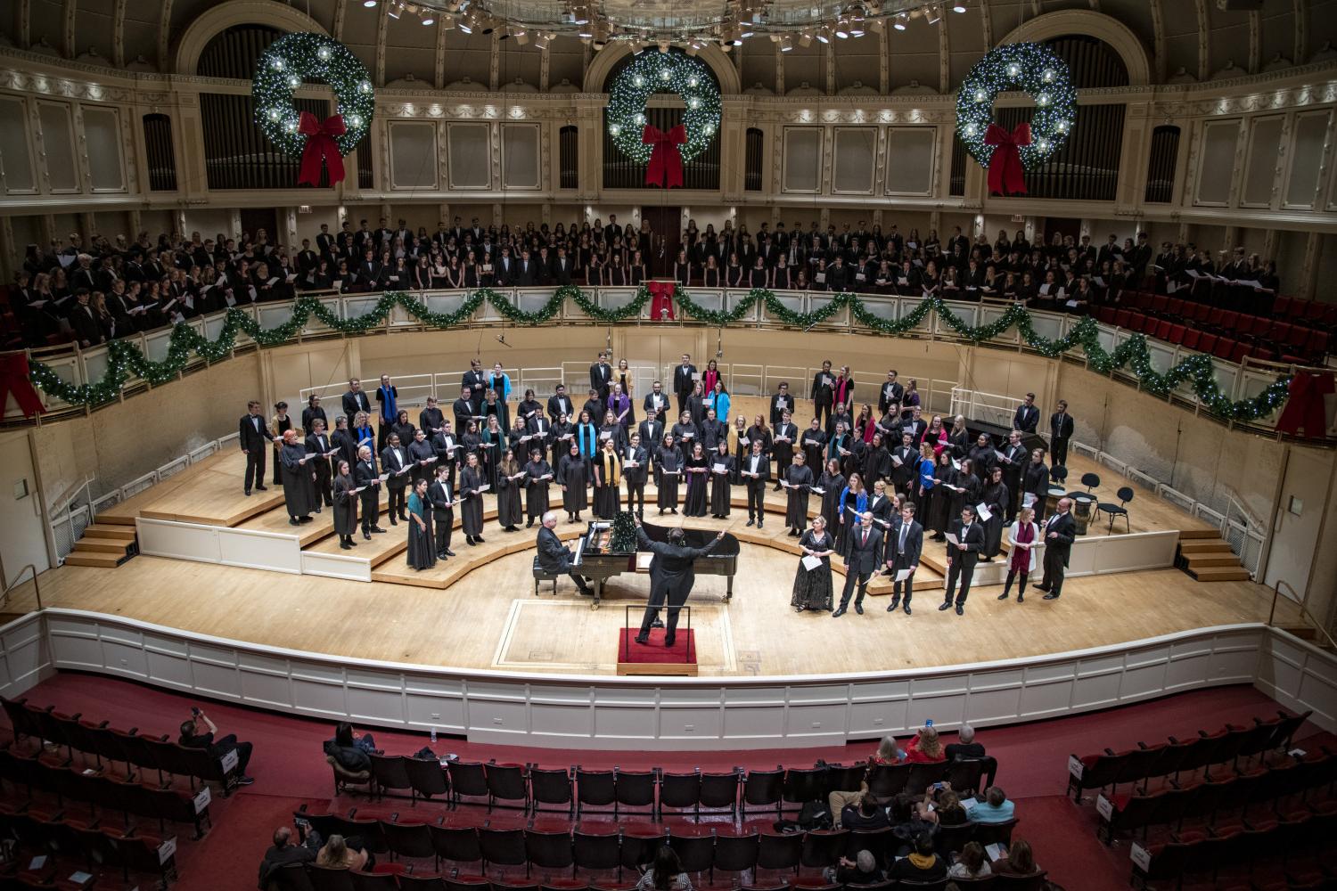 The <a href='http://fo3ke4.uncsj.com'>bv伟德ios下载</a> Choir performs in the Chicago Symphony Hall.